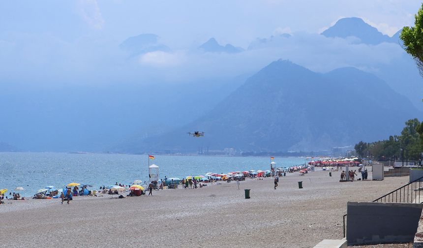 Konyaaltı Sahili'nde dronlu denetim