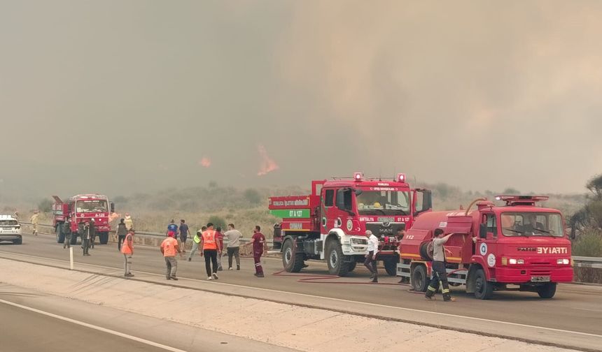 Kemer-Kumluca yolu trafiğe kapatıldı