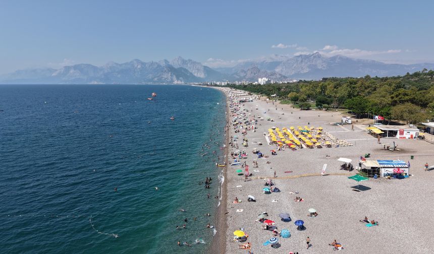 Sıcaktan bunalanlar Konyaaltı Sahili'ne akın etti
