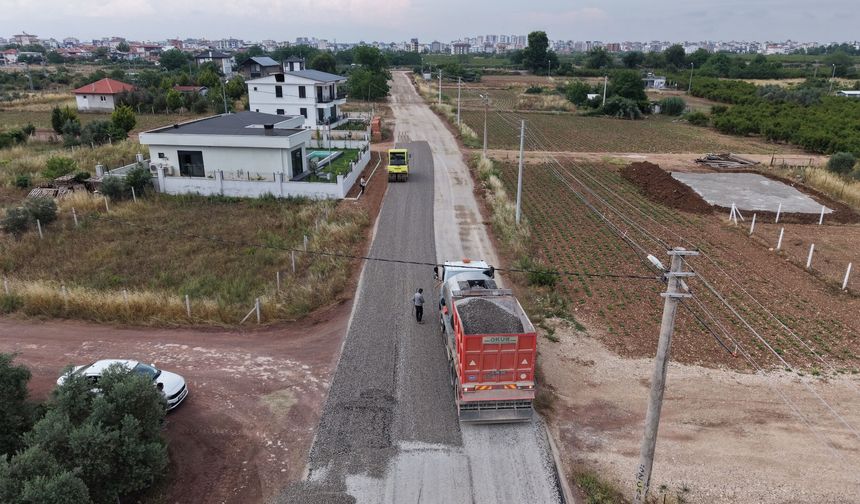 Yeniköy'de yol yapımı tüm hızıyla devam ediyor