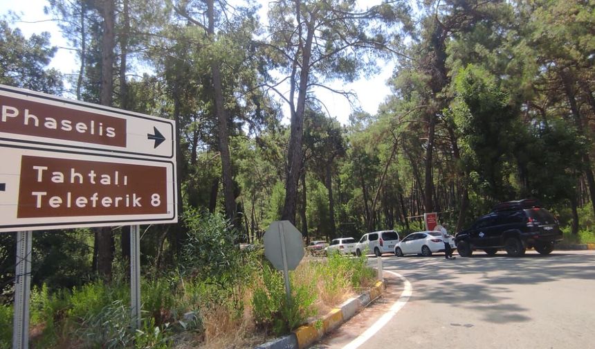 Phaselis'e girişte yine kuyruk çilesi