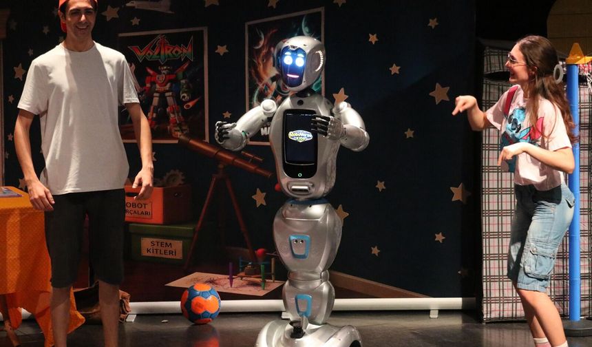 Antalya'da yapay zeka destekli robot sahnede
