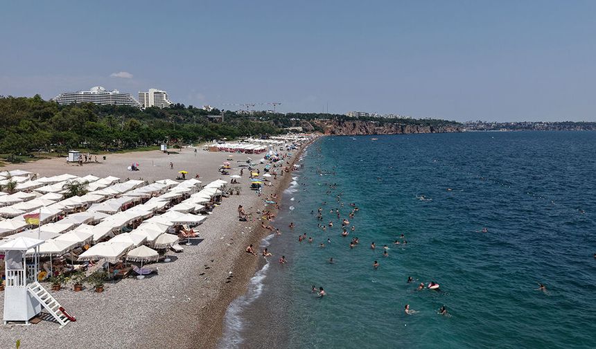 Tatilciler denizde serinledi