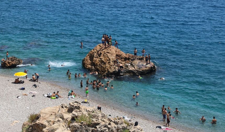 Antalya'da sahiller doldu