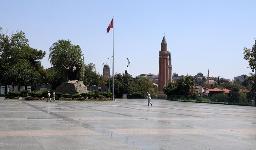 Antalya'da kent merkezi boş kaldı