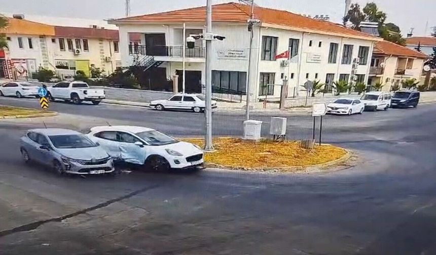 Kavşakta iki otomobil çarpıştı
