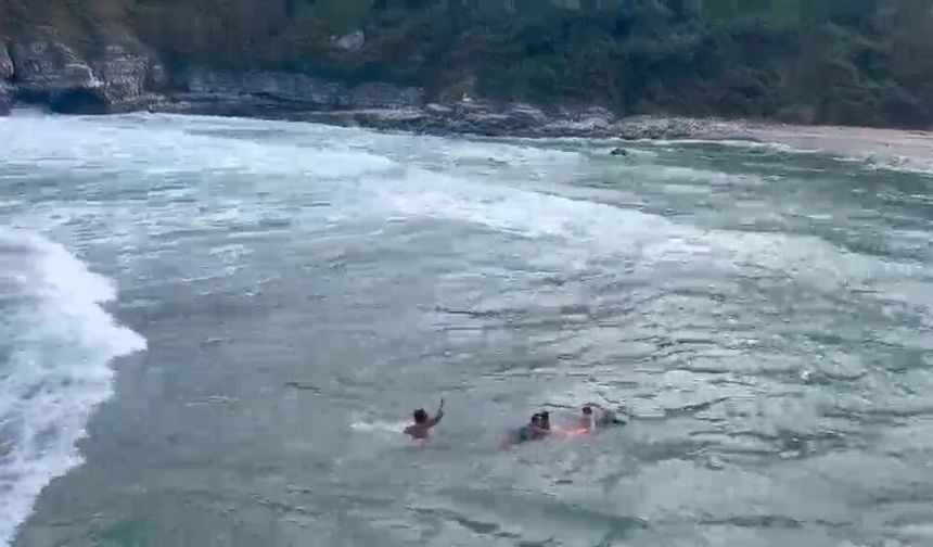 Yasağa rağmen denize girdiler