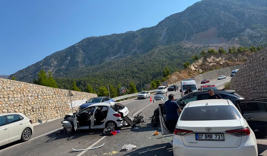 Otomobil karşı şeride geçip 3 araca çarptı