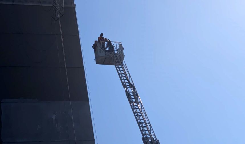 Halatı kopan iskelede mahsur kalan 2 işçiyi itfaiye kurtardı