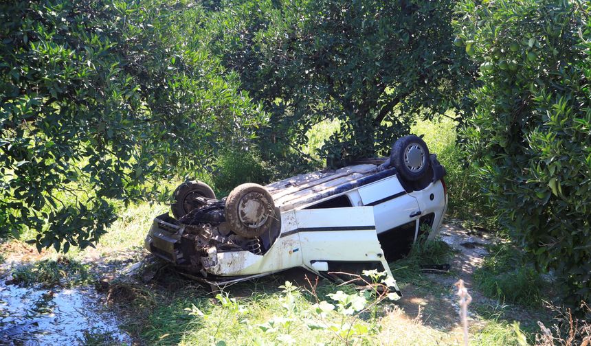 Antalya'da otomobil bahçeye uçtu