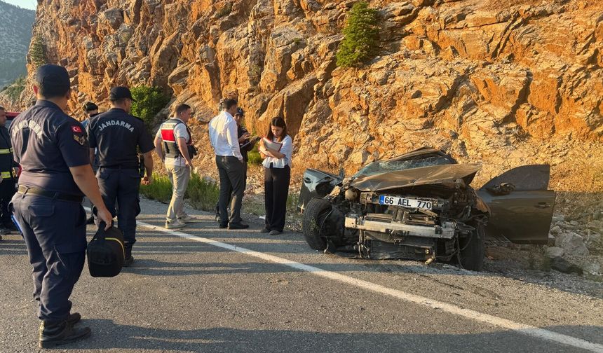 Akseki'de otomobil hurdaya döndü: 1 ölü, 2 yaralı
