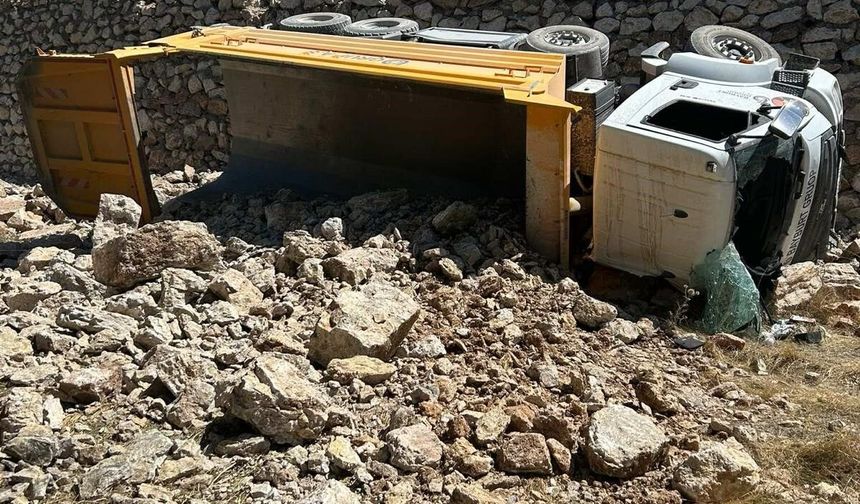 Korkuteli'de kamyon devrildi: 1 ölü