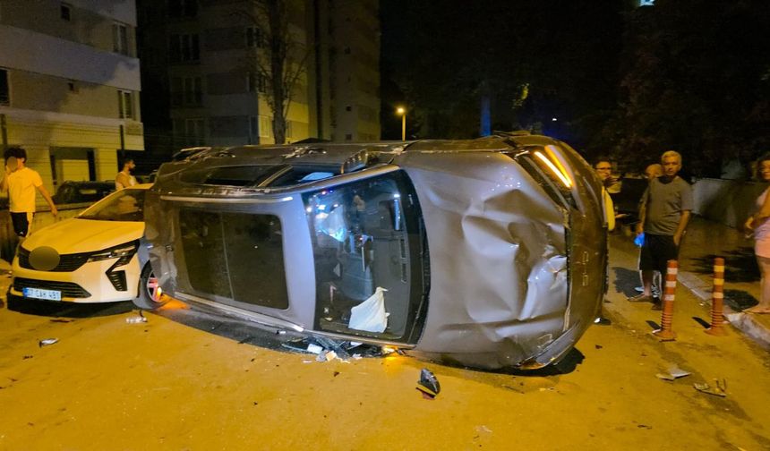 Muratpaşa'da otomobil takla attı