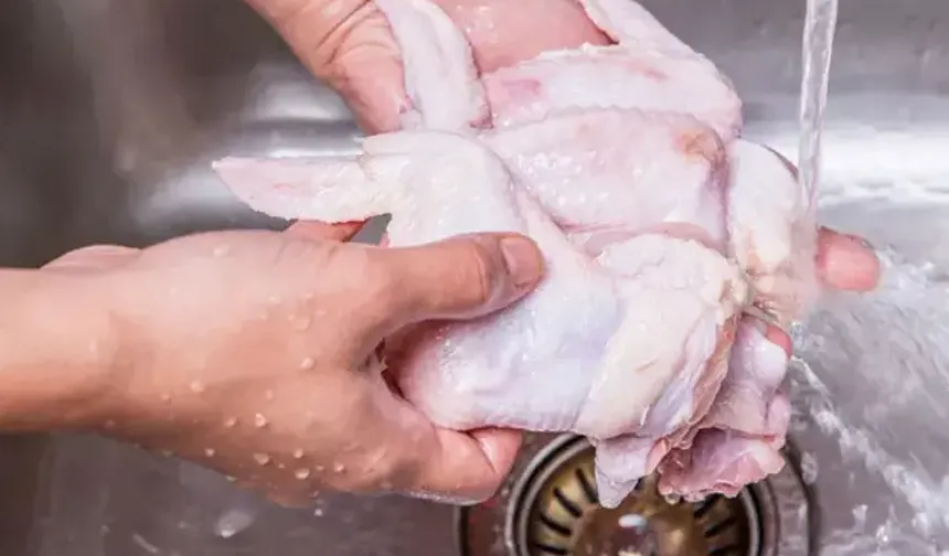 Çiğ tavuğu yıkamayın! Bakterileri mutfağa yayıyor