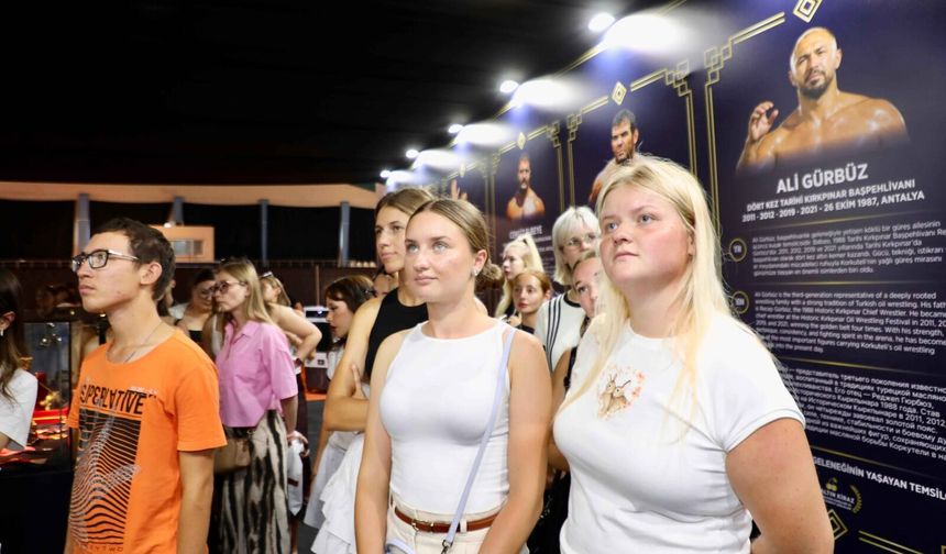 Turistler Yağlı Güreş Müzesi’ni gezdi