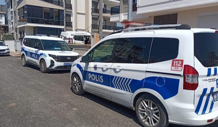 Döşemealtı'da polis memuru evinde ölü bulundu