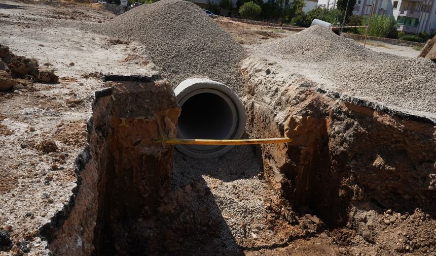 Konyaaltı'da kanalizasyon hattı patladı