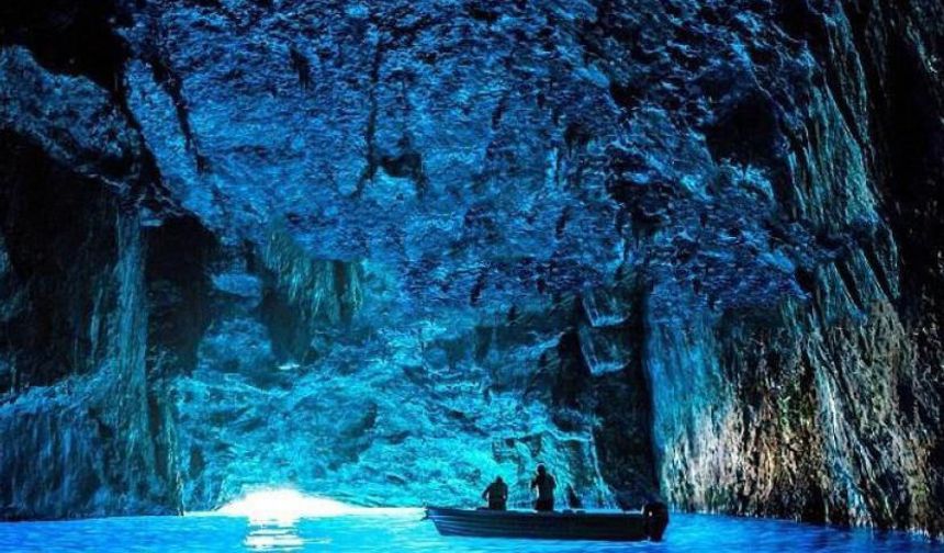 Antalya’da denizin içinde saklı mağara