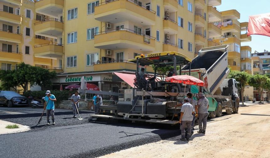 Atatürk Caddesi'nde sıcak asfalt çalışması