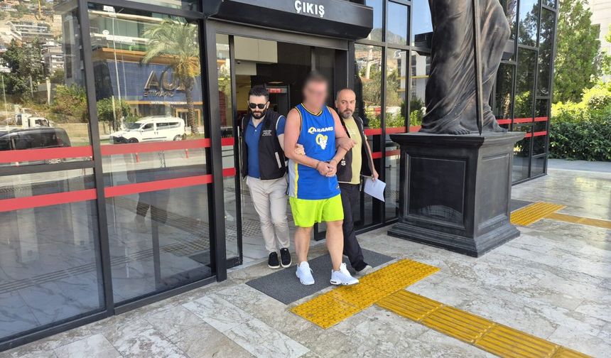 Alanya'da Türk bayrağına saygısızlık