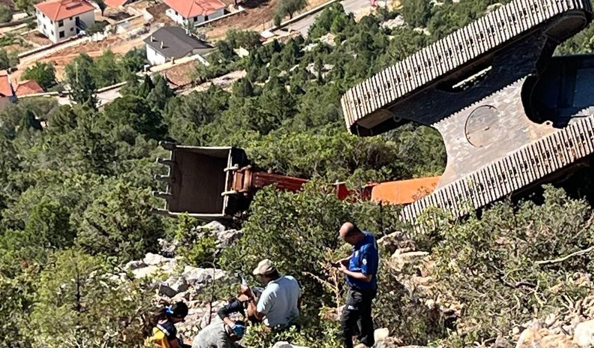 Antalya’da iş makinesi 60 metrelik uçuruma yuvarlandı