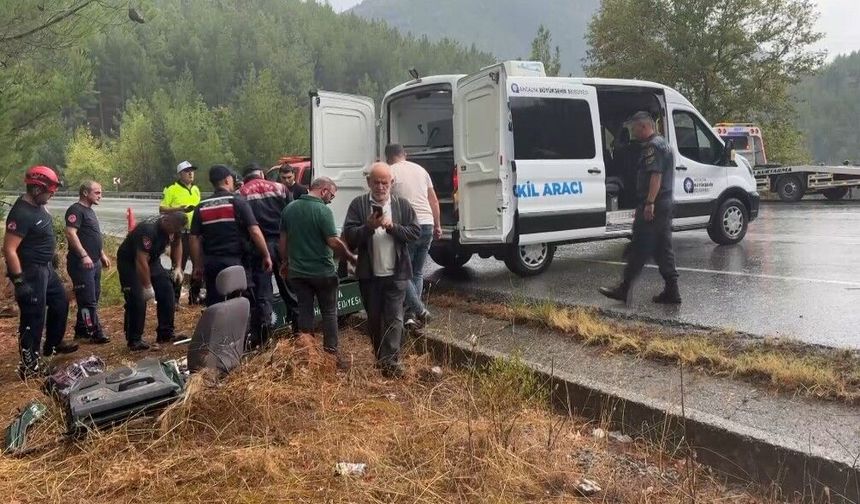 Akseki'de kamyonet ağaçlara çarptı: 1 ölü, 3 yaralı