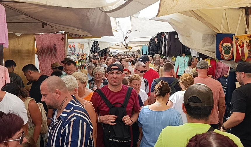 Manavgat'ta Perşembe pazarına turist akını