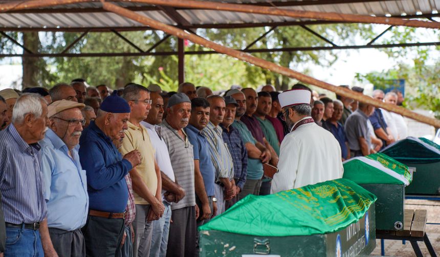 Korkuteli'de üç kişilik aile yan yana defnedildi