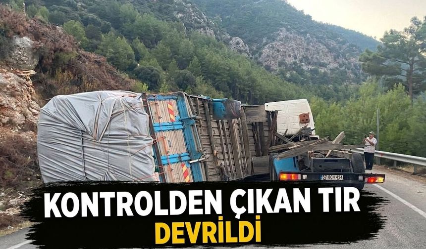 Kontrolden çıkan TIR devrildi