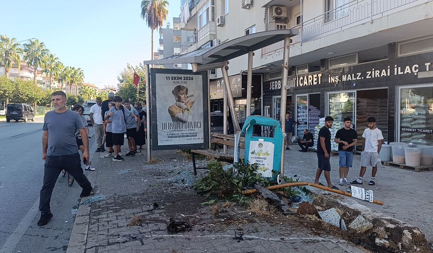 Önce yayaya çarptı sonra otobüs durağına daldı
