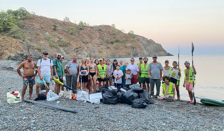 Çıralı’da deniz ve plaj temizliği: 200 kilogram mikroplastik toplandı