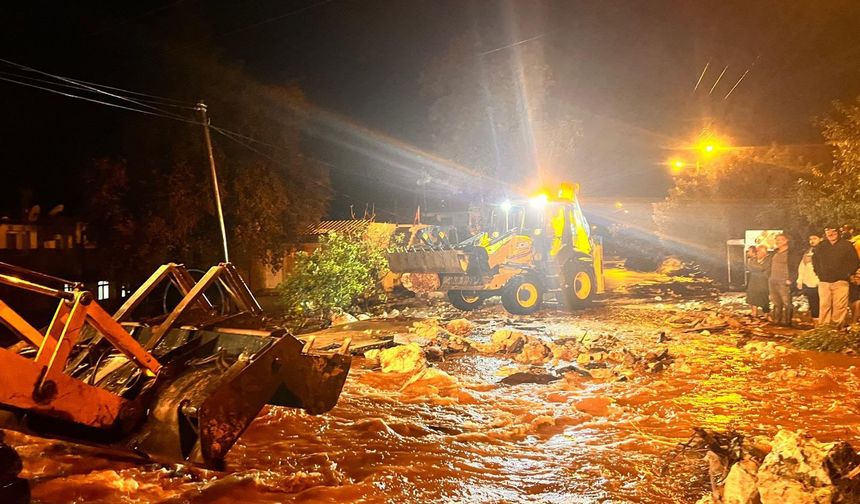 Demre'de kuvvetli sağanak, sel ve su baskınlarına neden oldu