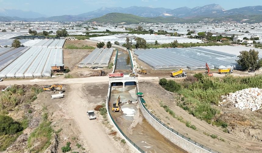 Kumluca'da kanal ve köprü çalışması devam ediyor