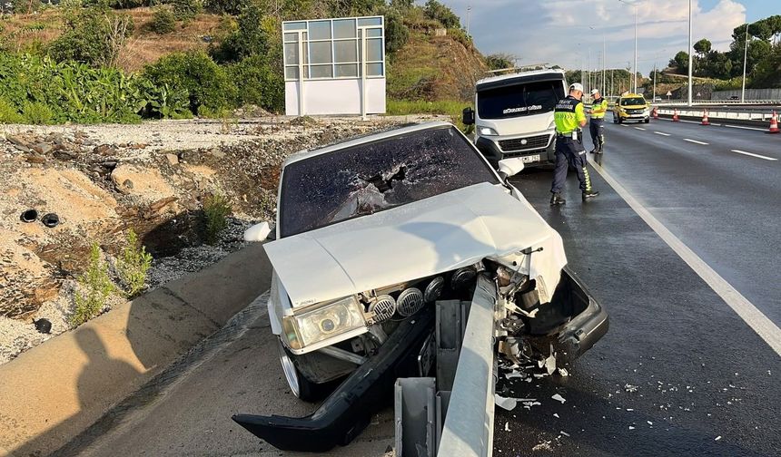 Otomobil, bariyerlere ok gibi saplandı