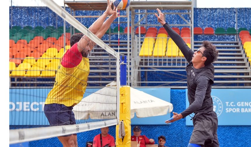 Alanya'da plaj voleybolu heyecanı