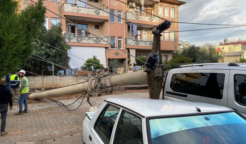 Elektrik direği ok gibi saplandı