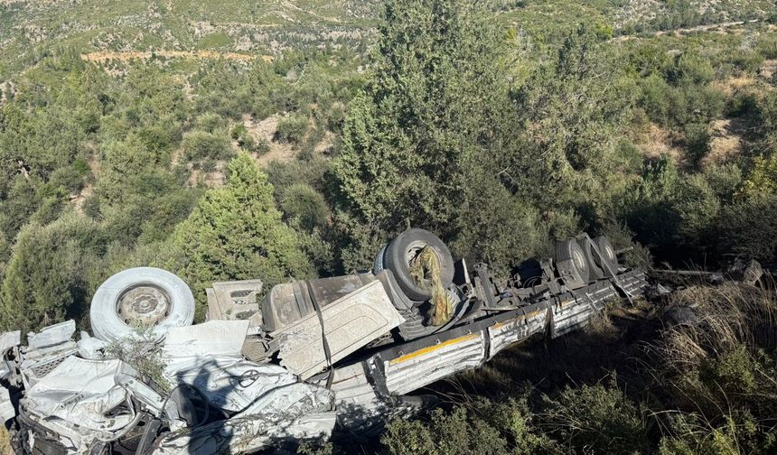Antalya'da kömür yüklü TIR şarampole devrildi