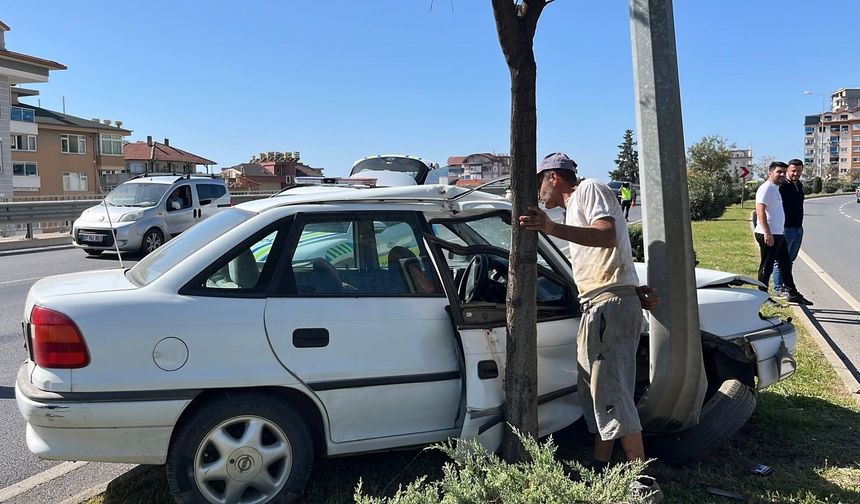 Aydınlatma direğine çarpıp kaçtı