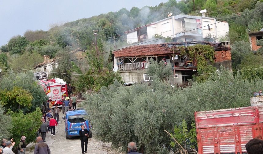 Manavgat'ta köy evi küle döndü