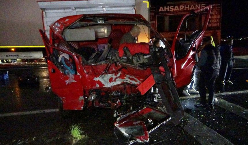 Karşı şeride geçen kamyon ortalığı savaş alanına döndürdü