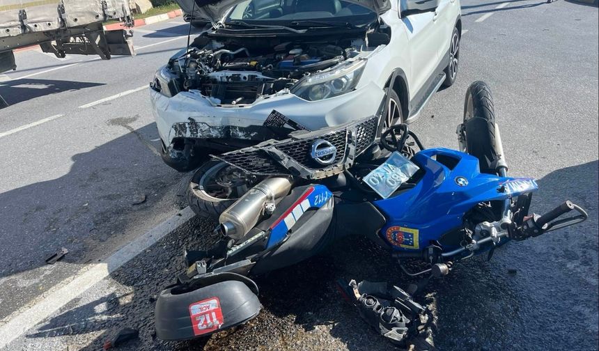 Otomobil jandarma motosikletine çarptı
