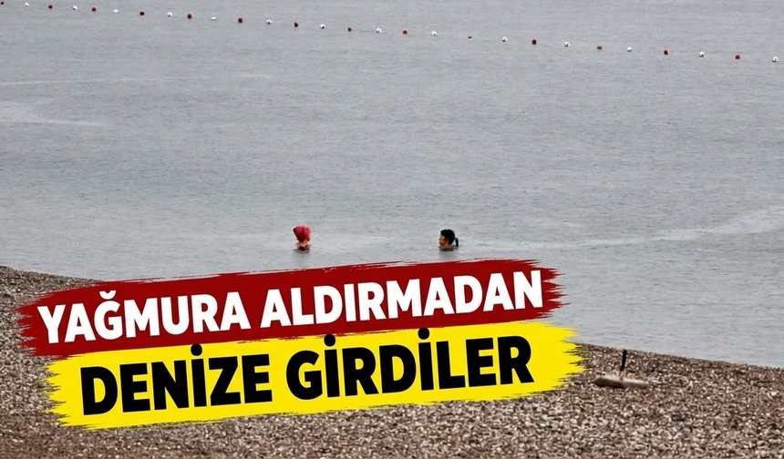 Yağmura aldırmadan denize girdiler