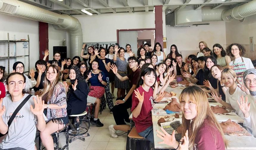 Japon öğrenciler çamurdan maske yaptı