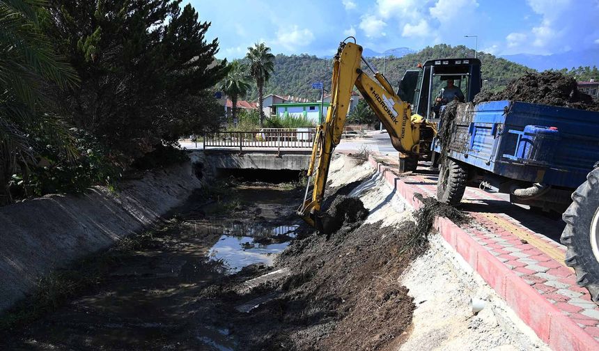 Kemer'de derelerde temizlik çalışması