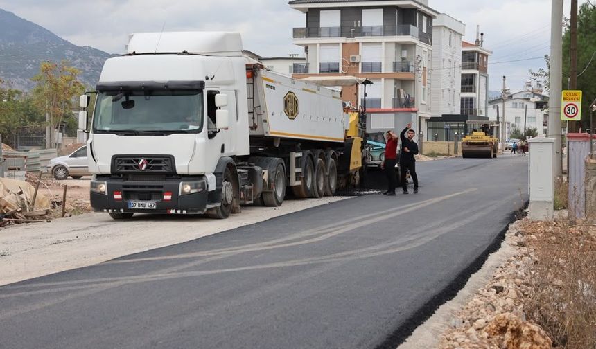 Yeniköy’de sıcak asfalt mesaisi
